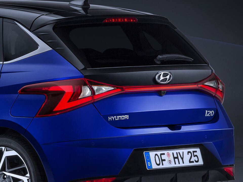 Close-up of the all-new Hyundai i20 rear light with the Hyundai logo at the bottom right