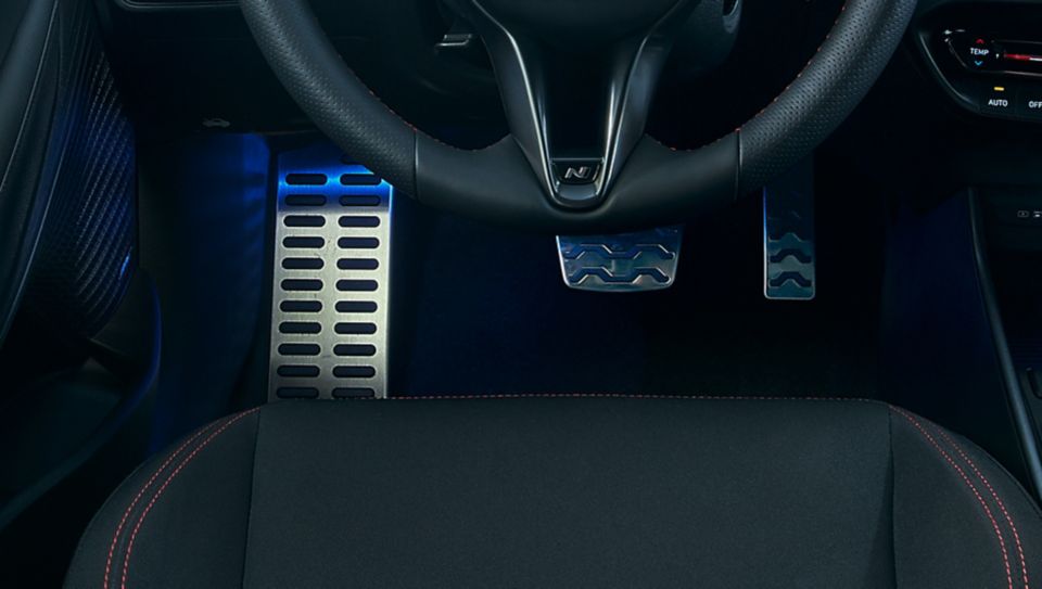Pohled na kovové pedály s gumovými protiskluzovými nášlapy v interiéru nového Hyundai i20 N Line